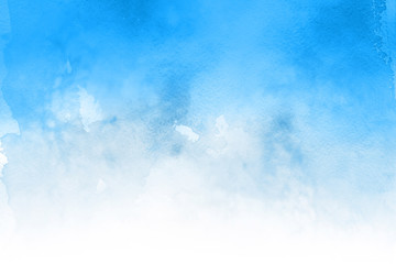 Błękitna zimy akwareli ombre przecieka teksturę na białym akwareli papieru tle i bryzga. Malowany lód, mróz i woda. - 222317076