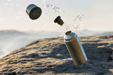 Trinkwasser spritz aus der Flasche raus