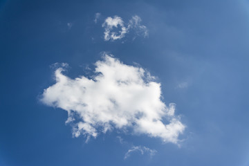 Wolke auf blauem Himmel