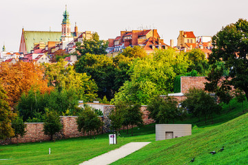 Plakaty  Warszawska Starówka - Widok z publicznego parku w jesiennych barwach