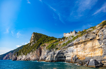 Portovenere, Cinque Terre, Ligurie, Italie - Vue du château de Doria sur la falaise