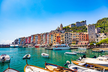 Portovenere, Cinque Terre, Ligurie, Italie - Panorama du port pittoresque et color&eacute; de Porto Venere avec l'&eacute;glise San Lorenzo, le ch&acirc;teau Doria et l'&eacute;glise gothique de Saint-Pierre