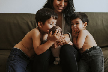 Lifestyle portrait of a brotherly love © Rawpixel.com