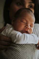 Mother holding her baby indoors © Rawpixel.com
