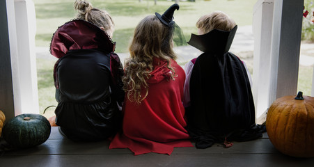 Obraz premium Little children trick or treating