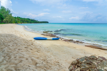 Obraz premium Beautiful Tropical Beach blue ocean background Summer view Sunshine at Sand and Sea Asia Beach Thailand Destinations 