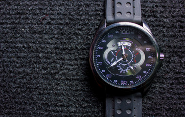 Reloj negro de manecillas