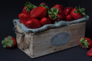 Erdbeeren Bio frisch in einem Holzkisten auf Schwarzem Hintergrund - 222327037