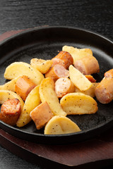 ポテトとソーセージの炒め物