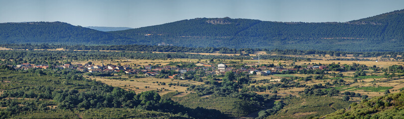 Fototapeta na wymiar Gallegos del campo town and Sierra de la Culebra
