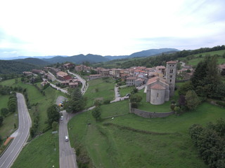 Drone en Mollo. Fotografia aerea de pueblo de Gerona, Cataluña, España