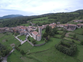Naklejka premium Drone en Mollo. Fotografia aerea de pueblo de Gerona, Cataluña, España