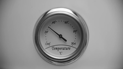le thermostat de la bouilloire indique la température de l'eau