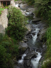 Rio en Beget. Pueblo bonito de Girona, Cataluña, España