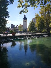 Fototapeta na wymiar Campanile vicino alle sponda del fiume, foto scattata ad Annecy, in Alta Savoia