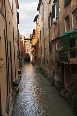 Canal en la ciudad de Bolonia, Italia.