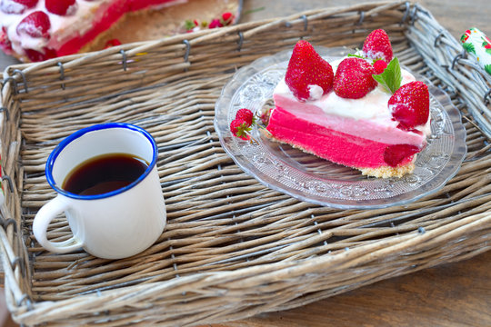 Erdbeer-Torte Images – Browse 31 Stock Photos, Vectors, and Video ...