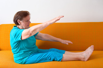 Seniorin macht Gymnastik