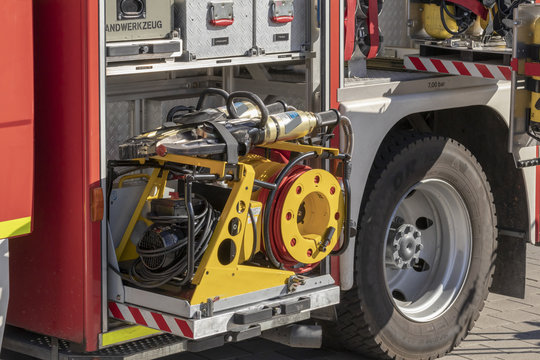 Hydraulikaggregat mit Schere und Spreizer im Einsatzwagen