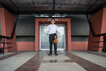 violinist at the entrance of the amphitheater