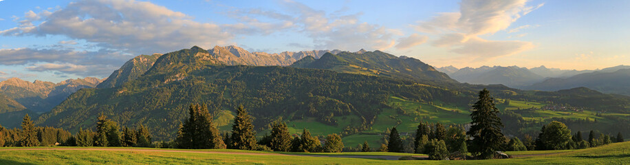 Fototapeta na wymiar Allgäu - Alpen - Sommer - berge - Panorama - Sonthofen