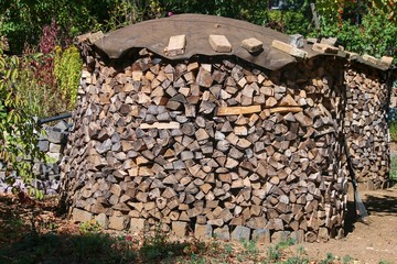 Brennholz im runden Holzstapel