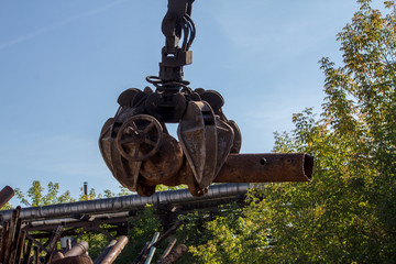 hydraulic manipulator loads old pipes