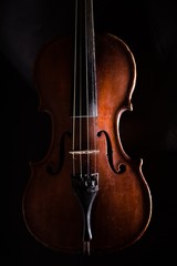Front View of a Violin, Isolated on Black - obrazy, fototapety, plakaty