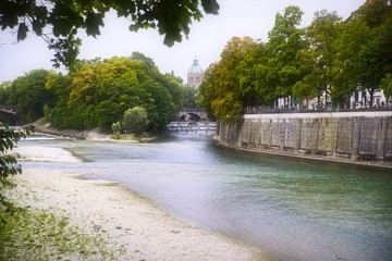 Fototapeta na wymiar Isar fließt durch München
