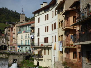 Fototapeta na wymiar Puente de Camprodon. Pueblo medieval de Girona, Cataluña, España