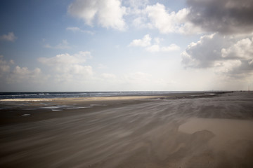 Fototapeta na wymiar Himmel und Sonne über dem Strand von Juist