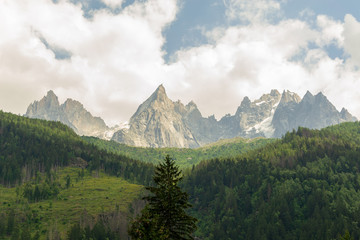 Montagnes et nuages