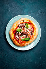 kleine pizza auf blauen untergrund