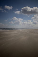 Fototapeta na wymiar Wolken, Himmel und Sonne über dem Strand und Wattenmeer von Juist