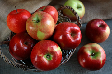 Czerwone, soczyste jabłka w wiklinowym koszyku © Monika