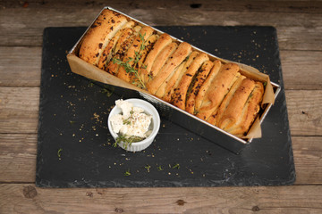 Kräuterbaguette, mediterranes Brot mit Kräutern, Pull Apart Brot