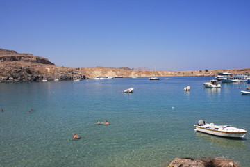 Obraz premium view of the coast with boats in Lindos bay, Greece