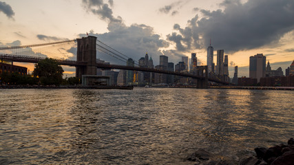 Naklejka premium Brooklyn Bridge NYC w nocy