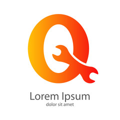 Logotipo Q con llave inglesa en color naranja
