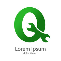 Logotipo Q con llave inglesa en color verde