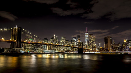 Naklejka premium NYC skyline by night