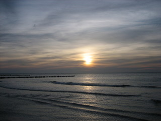 Wellen und Buhnen in der Abendsonne