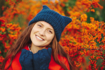 Model wearing stylish winter beanie hat and gloves
