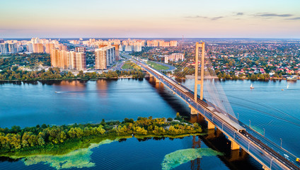 Le pont sud sur le Dniepr à Kiev, Ukraine