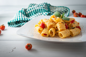 Mezze maniche con crema di ricotta e pomodorini