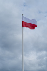 flaga Polski na wysokim maszcie - obrazy, fototapety, plakaty
