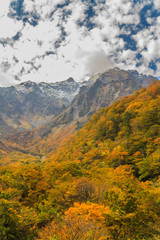 秋の谷川岳の風景