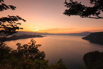 夕暮れの十和田湖