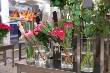 Photo sur Plexiglas Fleuriste Assortiment de belles fleurs en boutique. Lieu de travail du fleuriste