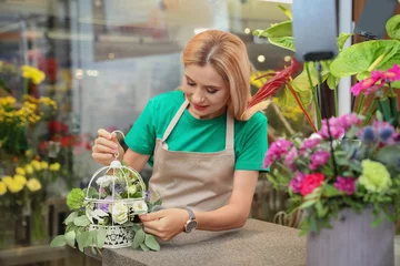 Crédence de cuisine en verre imprimé Fleuriste Fleuriste féminine faisant une belle composition dans un magasin de fleurs